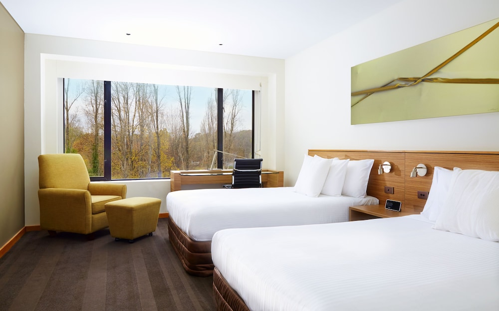 Crowne Plaza Canberra 21/81
