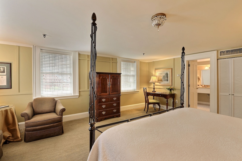 The Presidents Quarters Inn 52/76