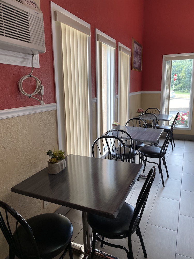 Travelodge by Wyndham La Porte/Michigan City Area 35/50