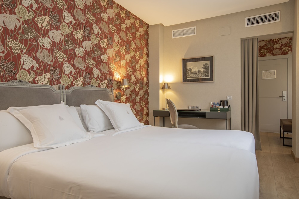 Room, Triple, Twin Beds, Sofa