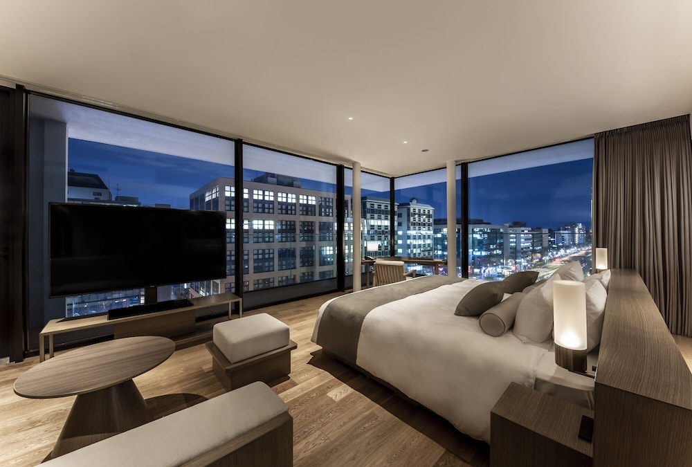 ROOM, DOUBLE BED, BALCONY, LOUNGE ACCESS, CORNER
