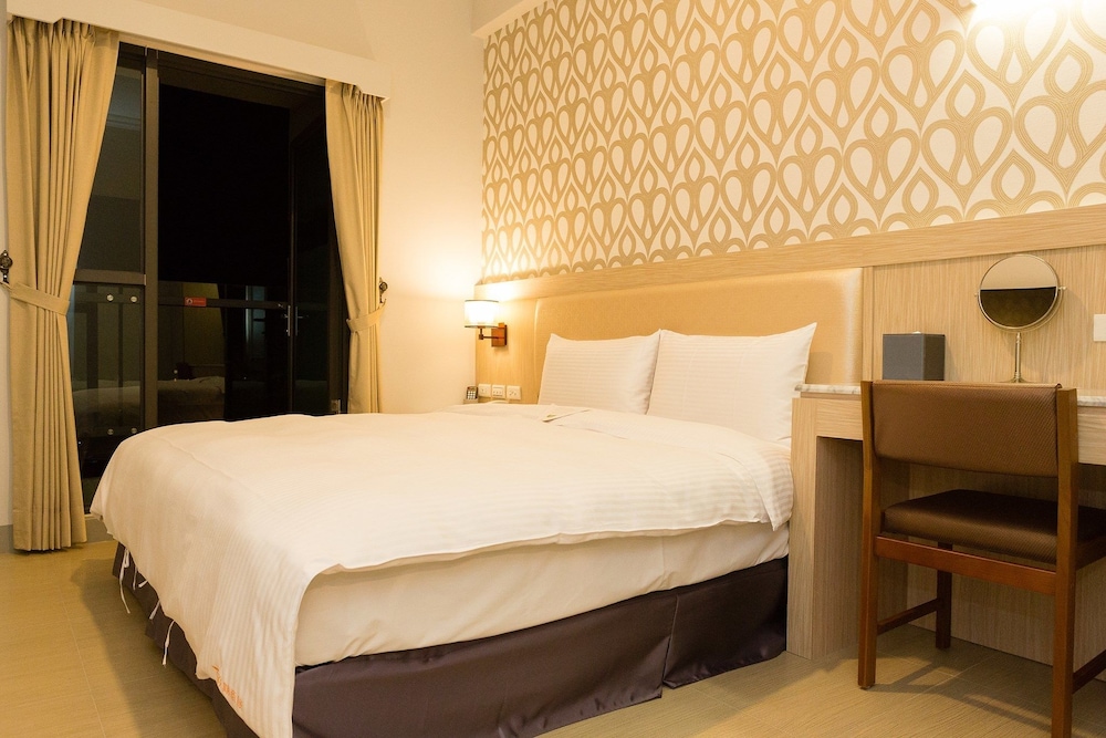 BUSINESS, QUEEN BED, CITY VIEW, BALCONY