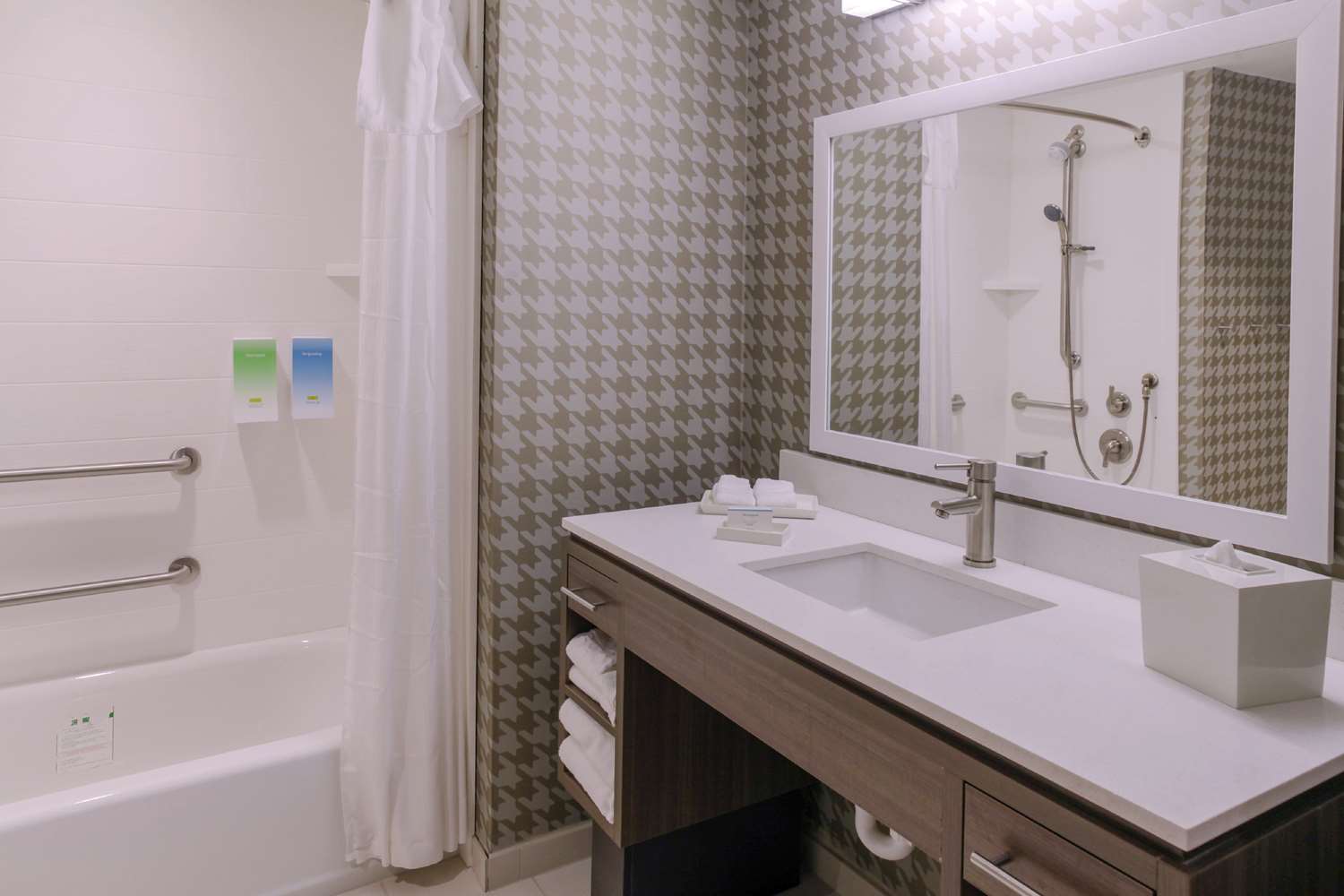 Suite, King Bed, Accessible