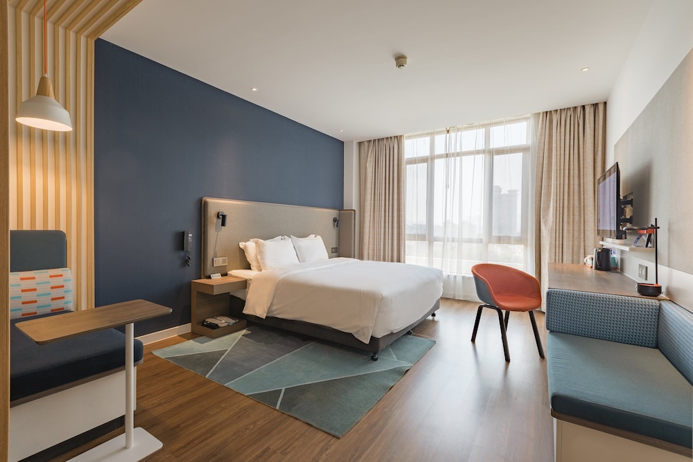 Standard, King Bed, Extra Floor Space