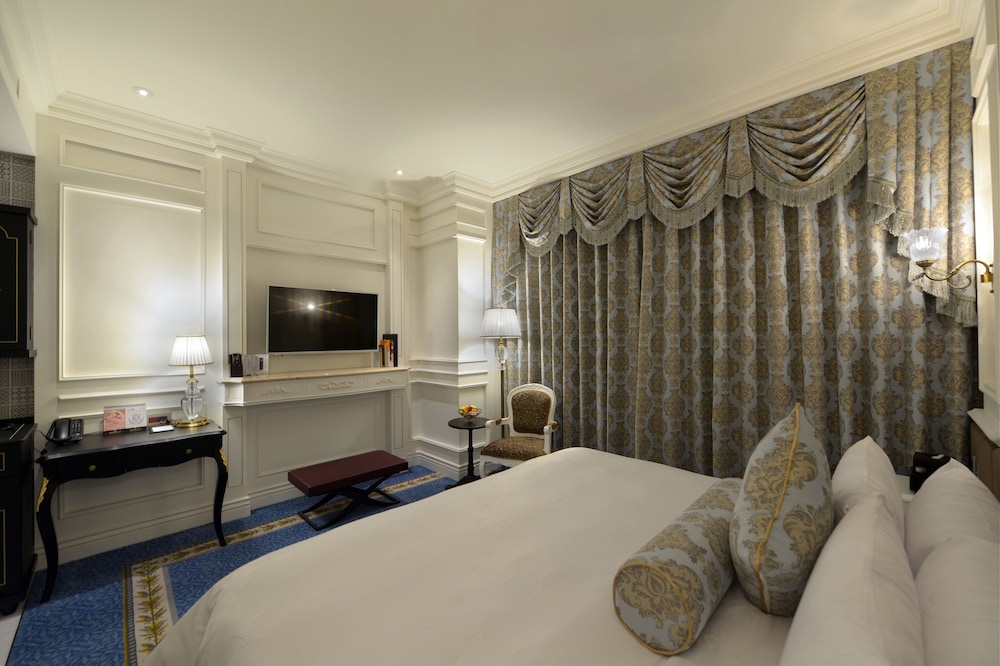 Exclusive, Queen Bed, with Child Extra Bed, on the Front