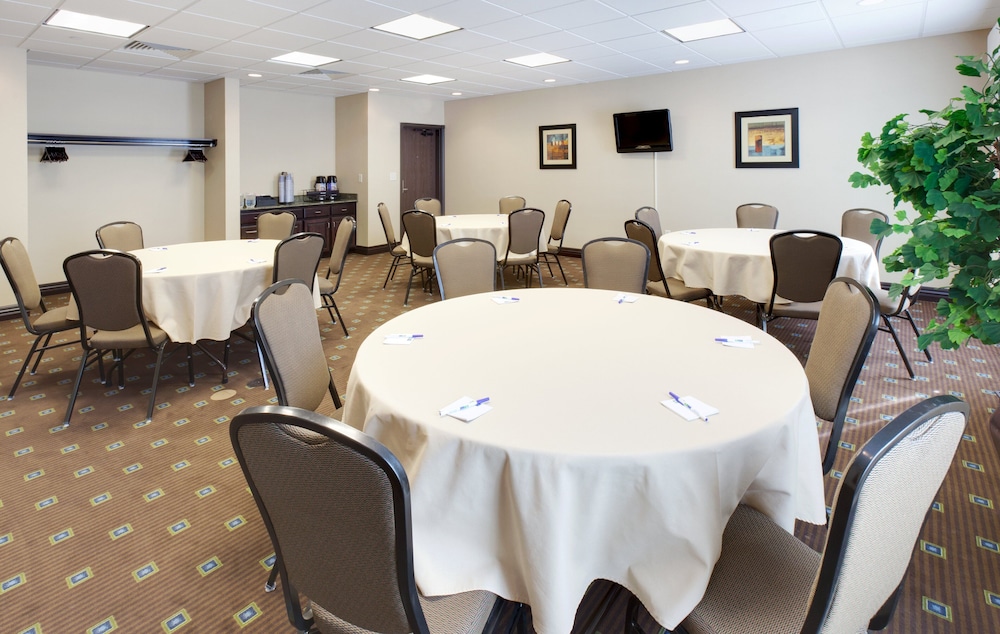 Holiday Inn Express Hotel And Suites Omaha I 80 41/53
