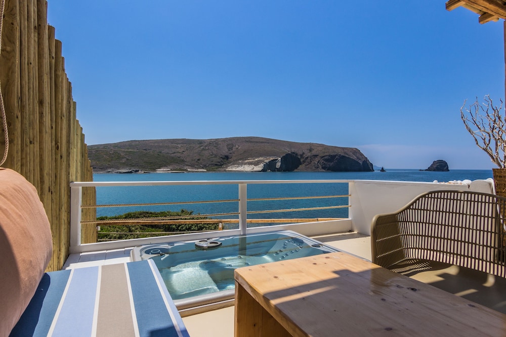 SALT SUITES & EXECUTIVE ROOMS 35/56