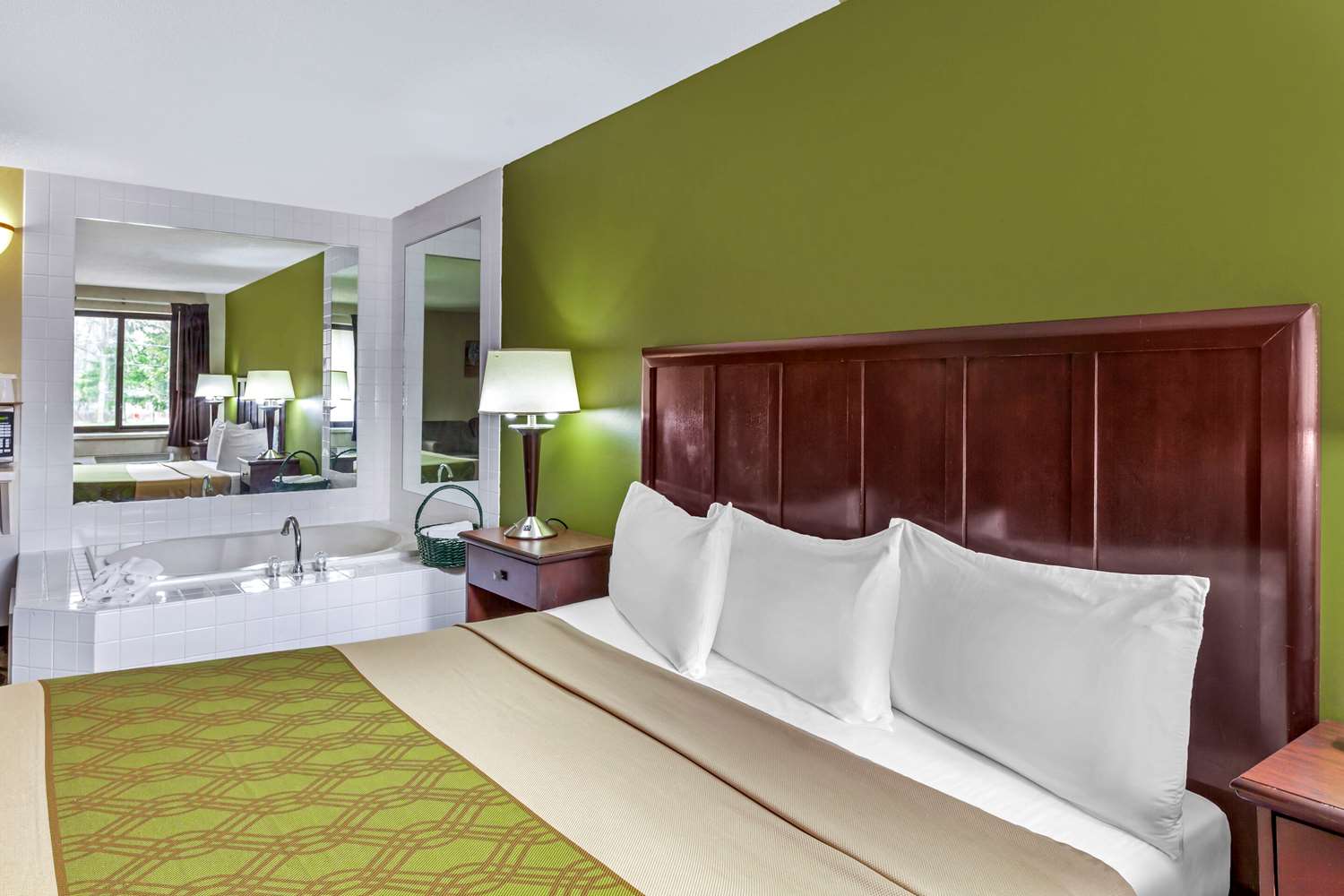Econo Lodge Inn and Suites Oconto WI 9/30
