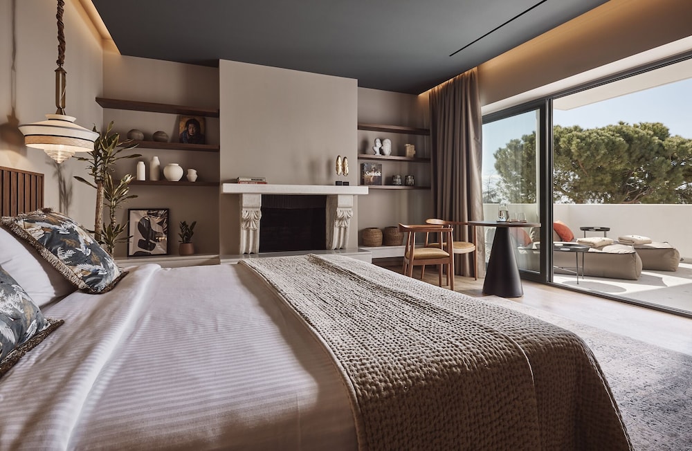 SUPERIOR, STUDIO, SUITE, QUEEN BED, SEA VIEW