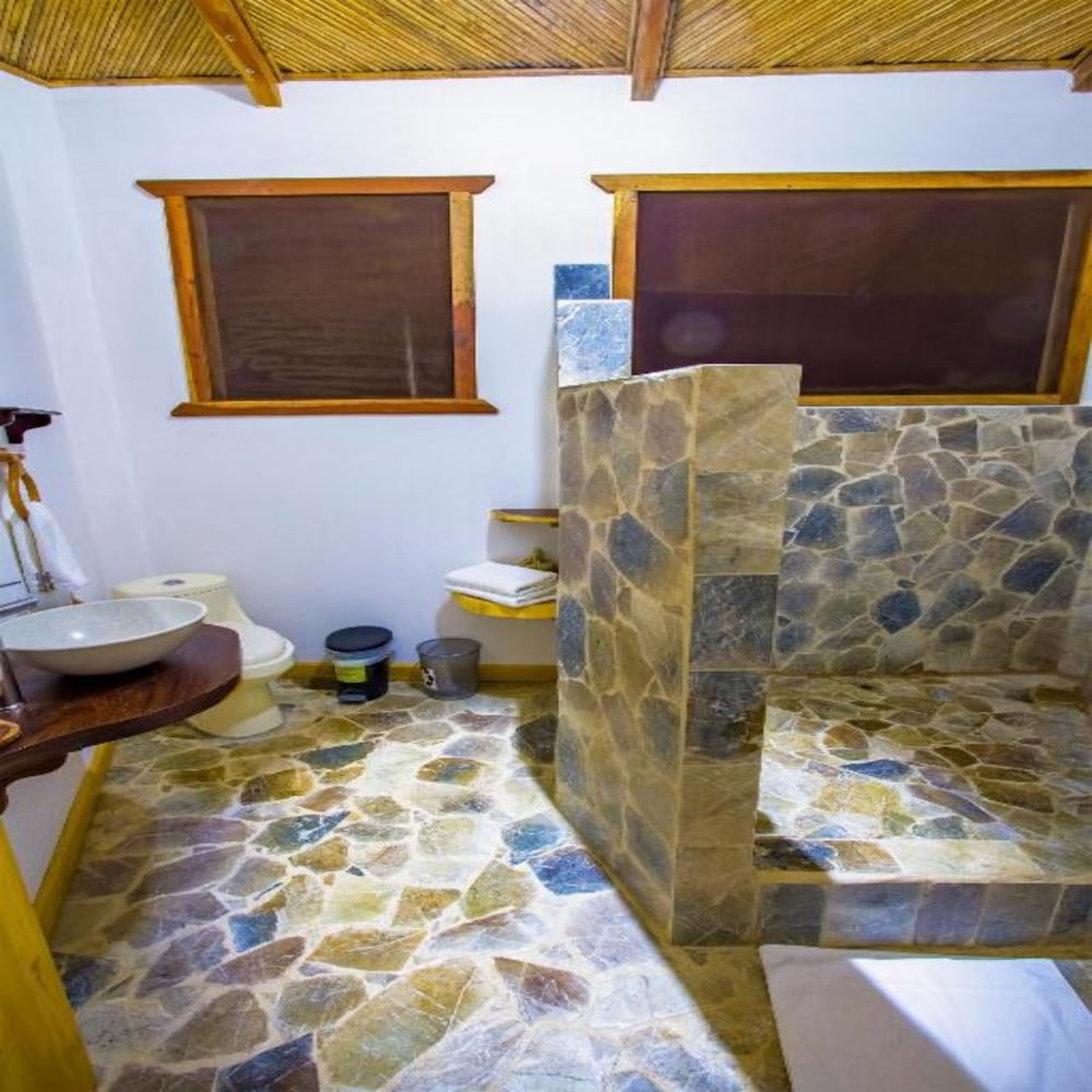 Macaw Lodge 13/64