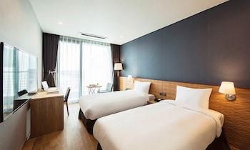 Pool, Deluxe, Family, Twin Beds, City View