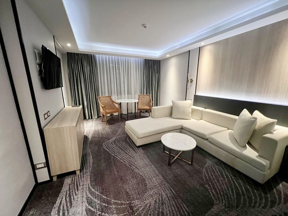 Grace Hotel 56/77