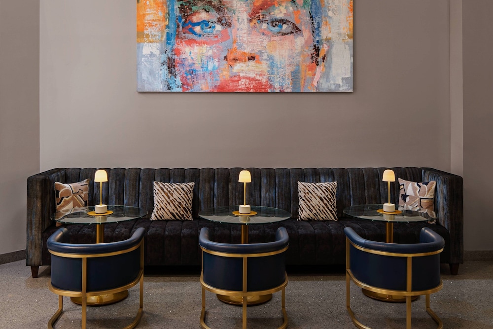 Glass Light Hotel & Gallery Autograph Collection 53/62
