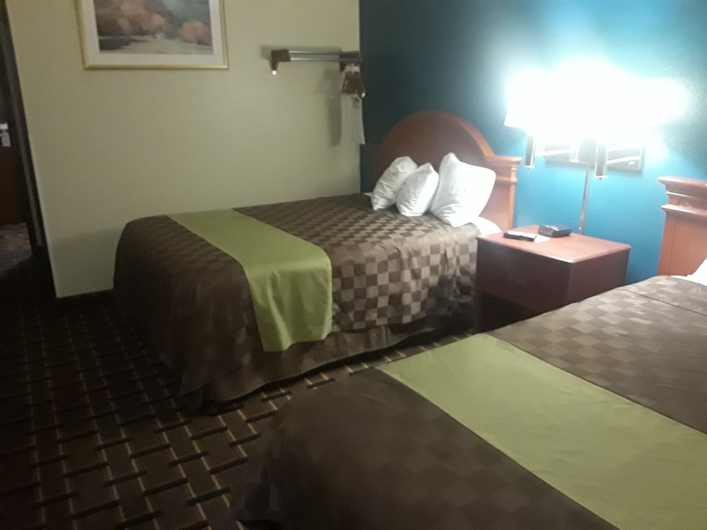 Faribault Hometown Inn & Suites 18/41