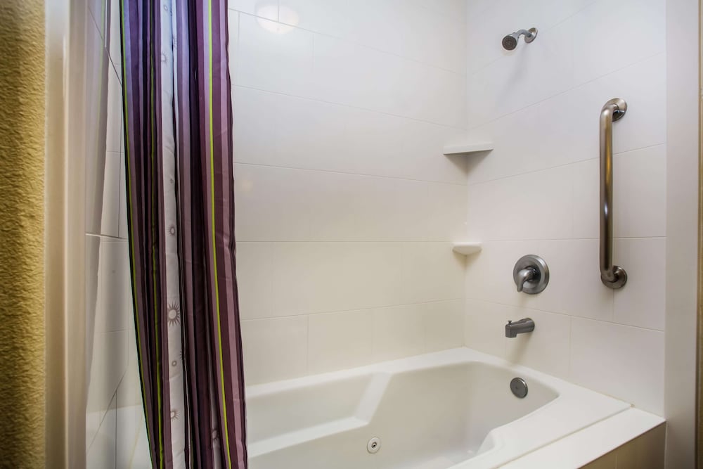 La Quinta Inn & Suites by Wyndham Ely 25/42