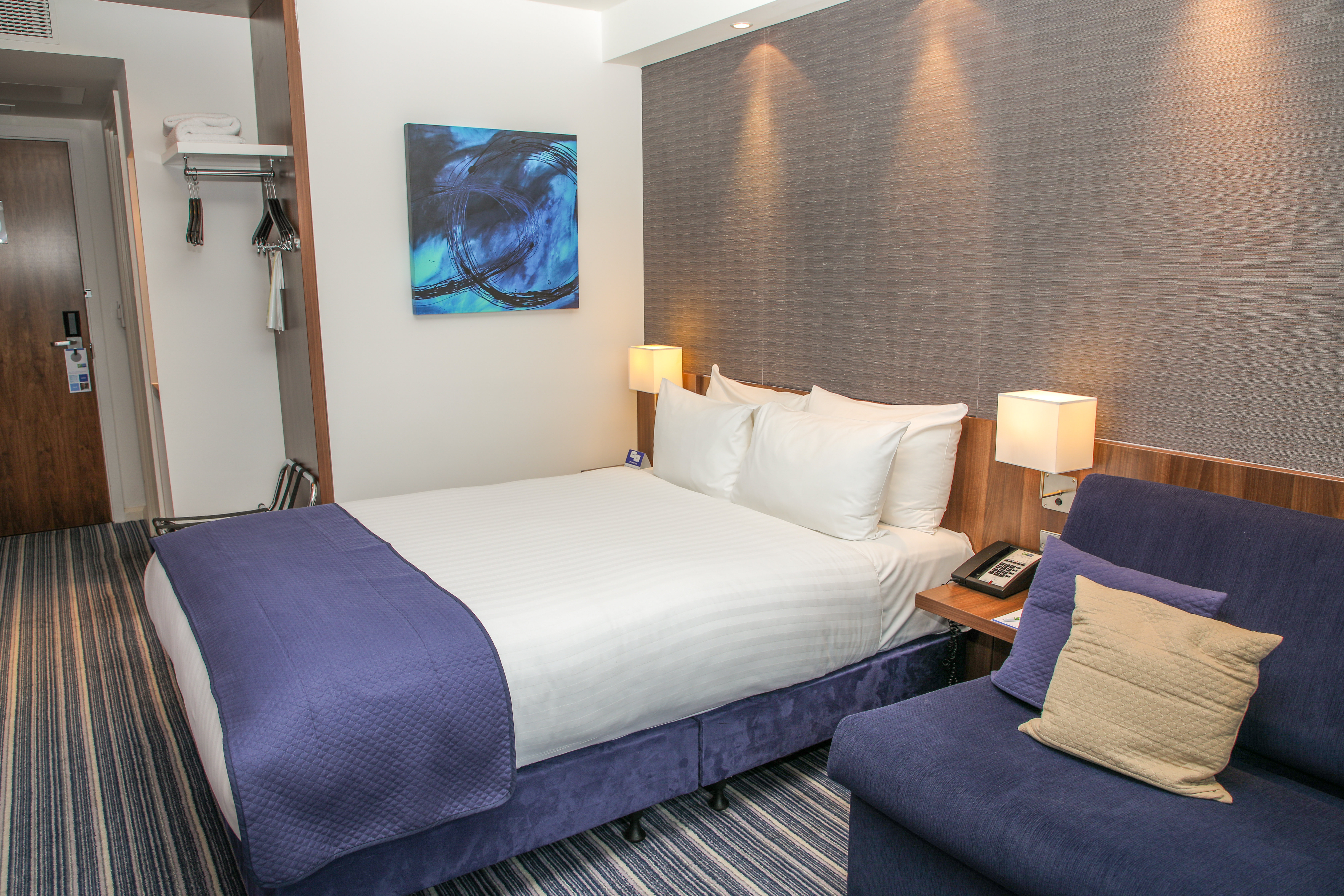 Holiday Inn Express London Heathrow T5 35/70