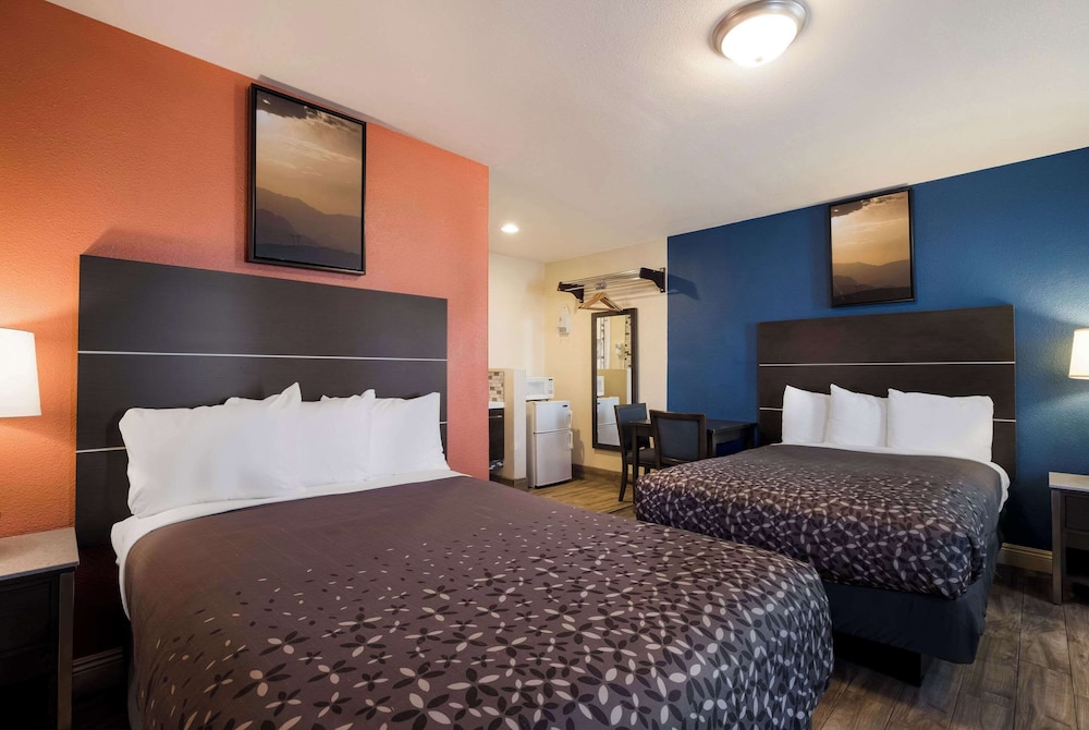 غرفة قياسية بسريرين مزدوجين، Rodeway Inn Near Coachella 4/8