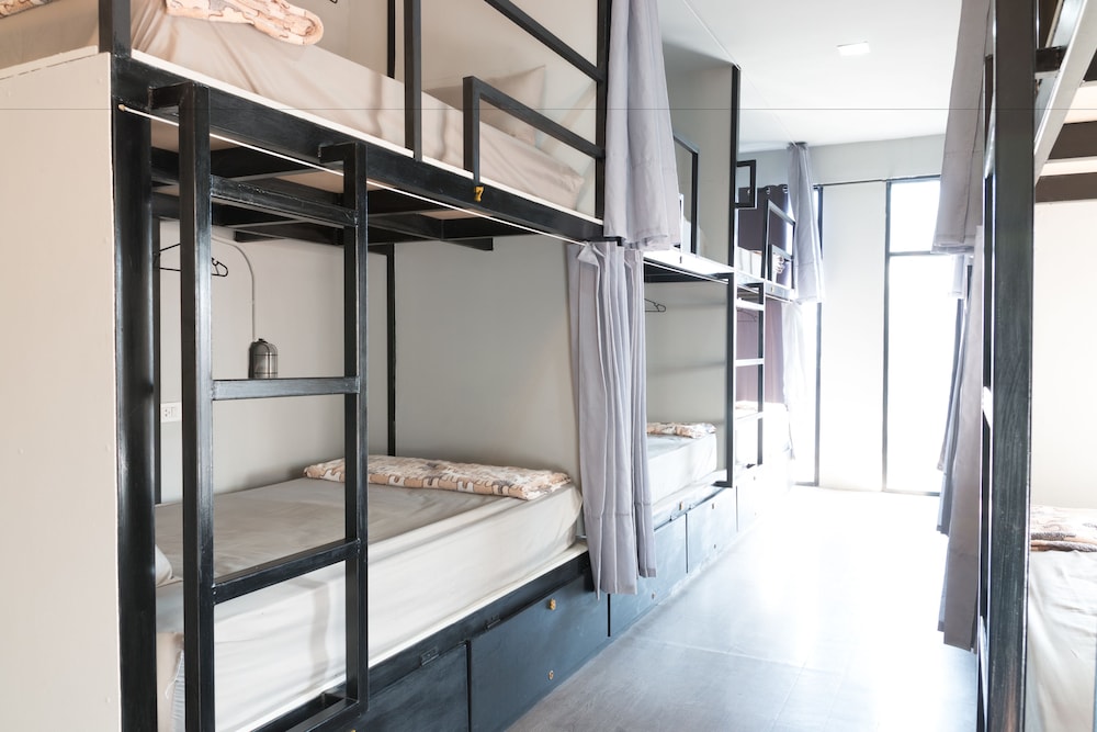 Iris Hostel 17/40