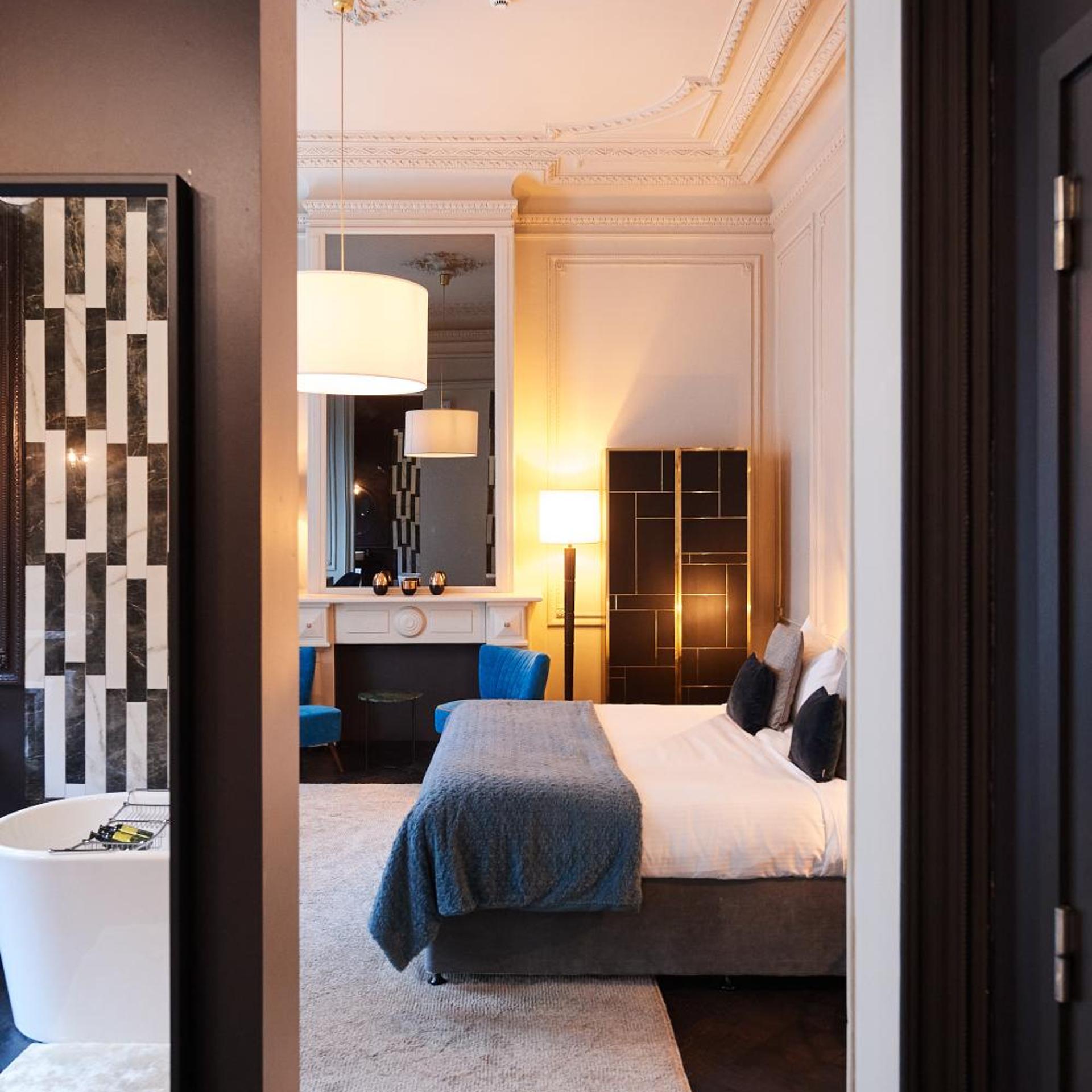DELUXE, SUITE