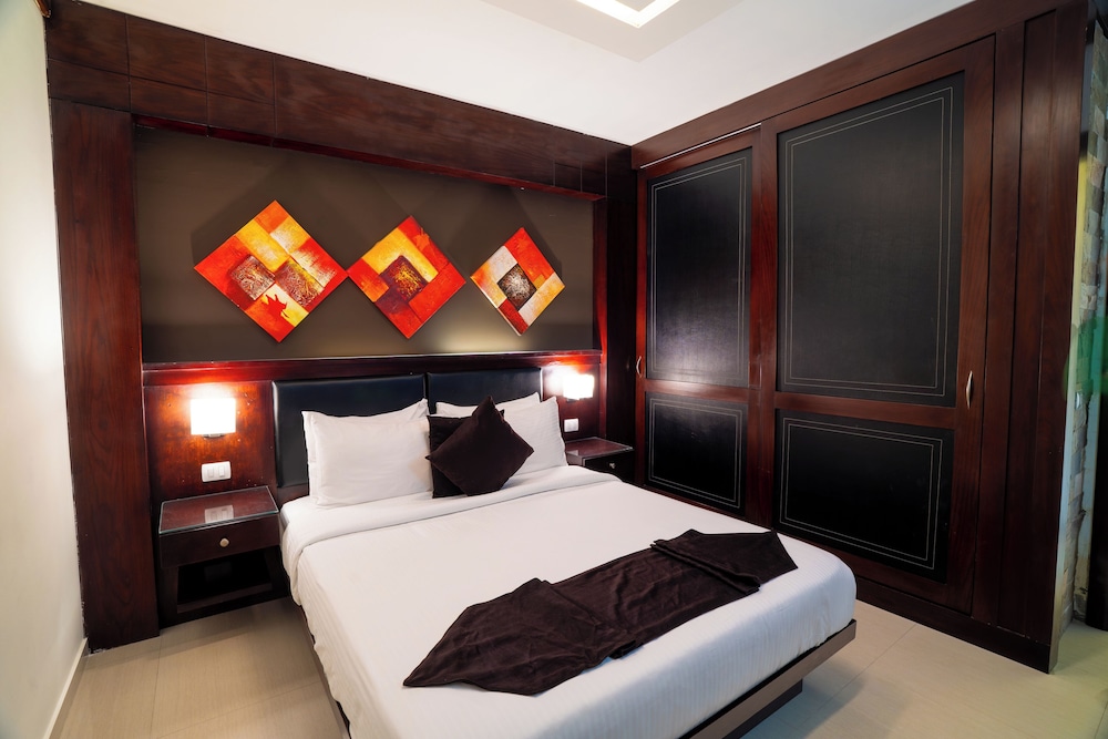 Junior Suite, Queen Bed, Pool View