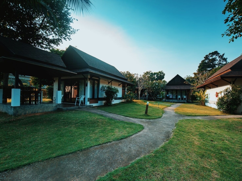 Nana Beach Hotel 6/80