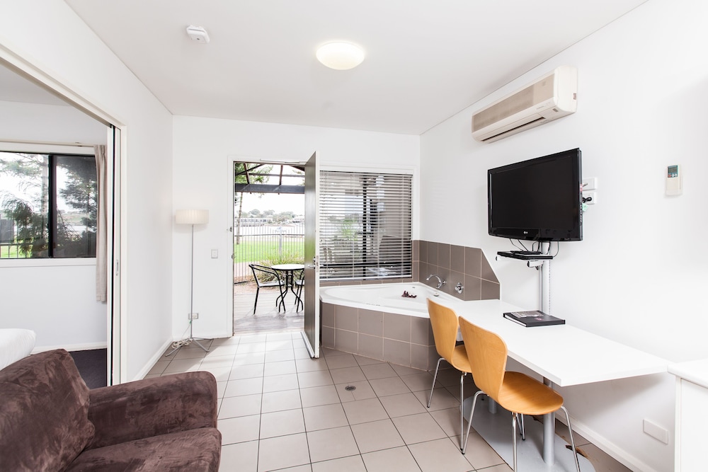 Majestic Oasis Apartments 53/57