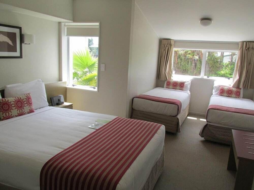 LAKE ROTORUA HOTEL 11/46