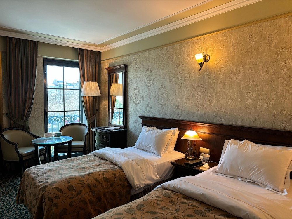 DELUXE, DOUBLE OR TWIN BED, PARK VIEW