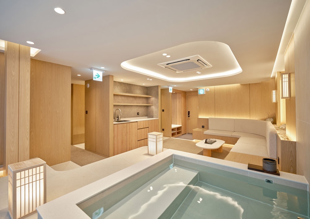 UH Suite The Coex 31/50
