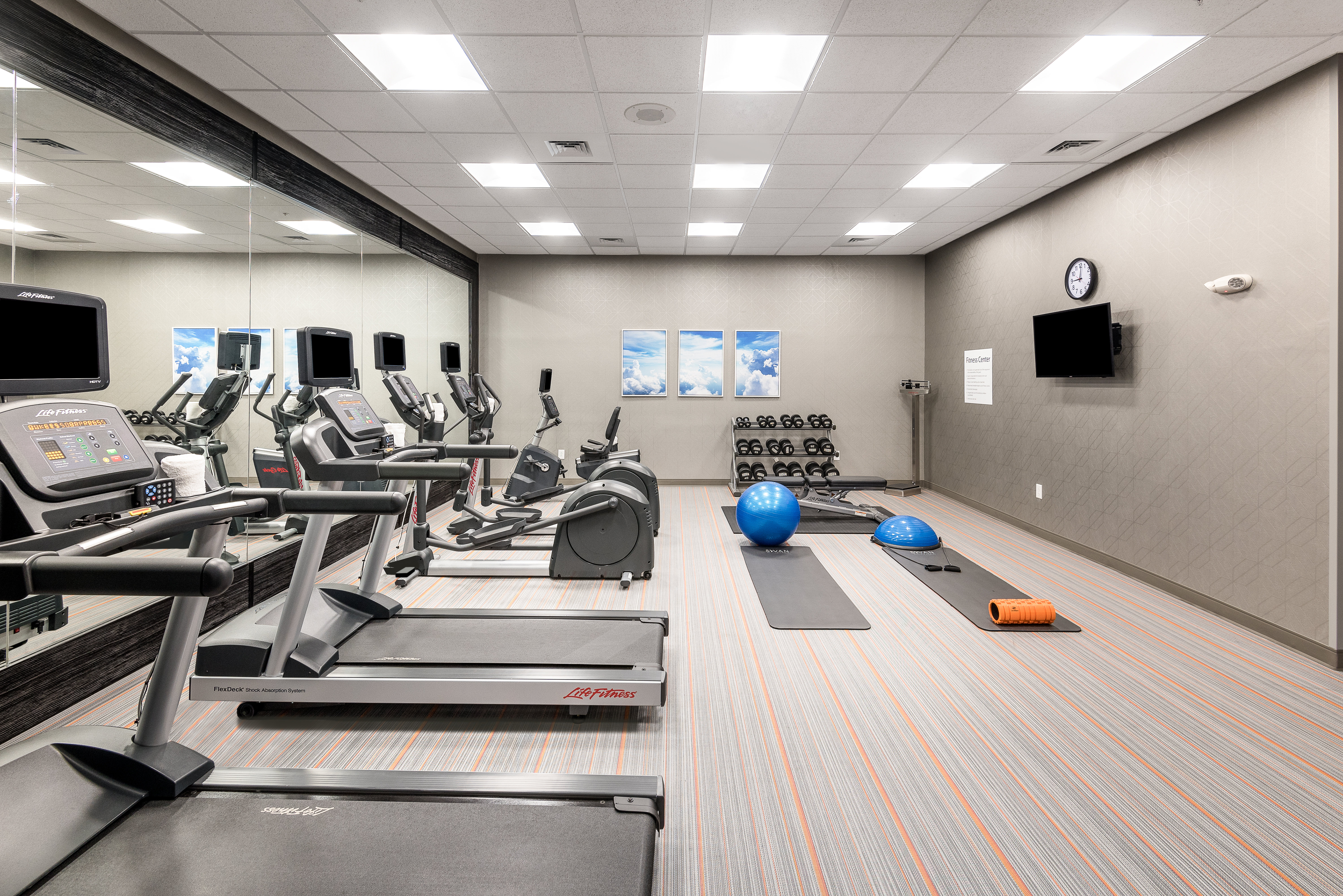 Holiday Inn Express And Suites Charlotte Airport 34/58