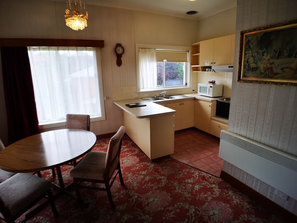 MOTEL MAYFAIR ON CAVELL 48/74