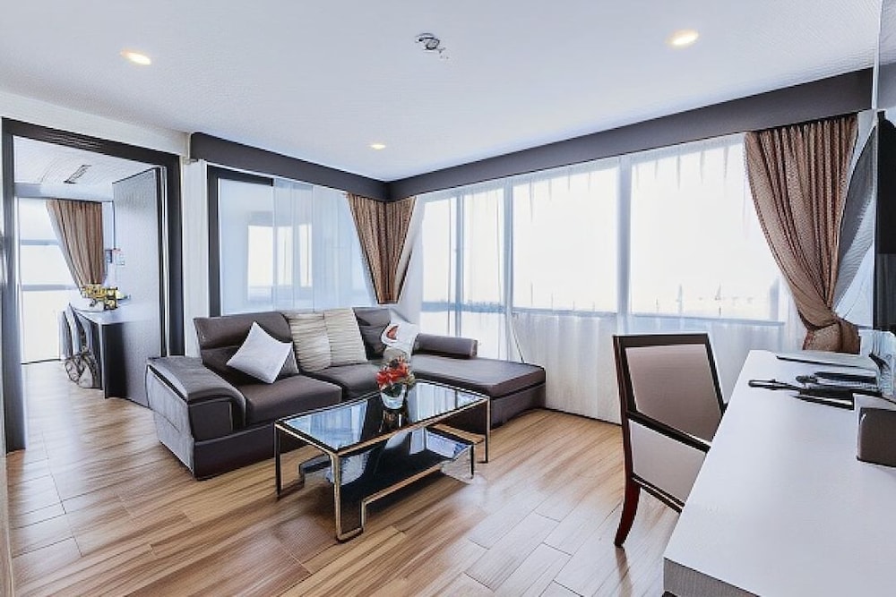 Golden Jomtien Beach Hotel 84/100
