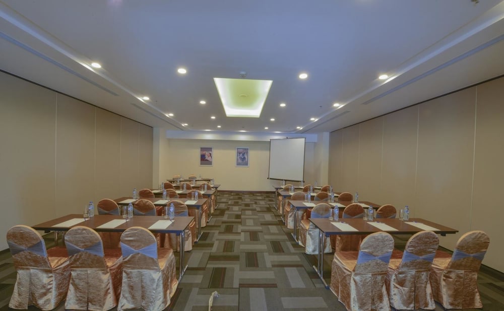 Aristo International Hotel 43/53