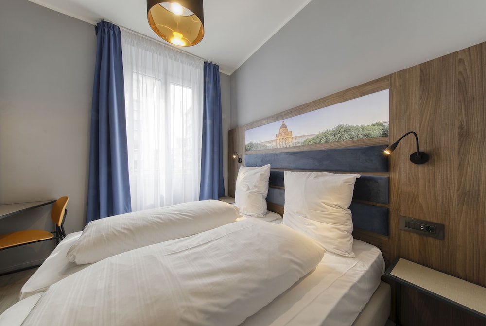 Smart Stay Hotel Station 17/37