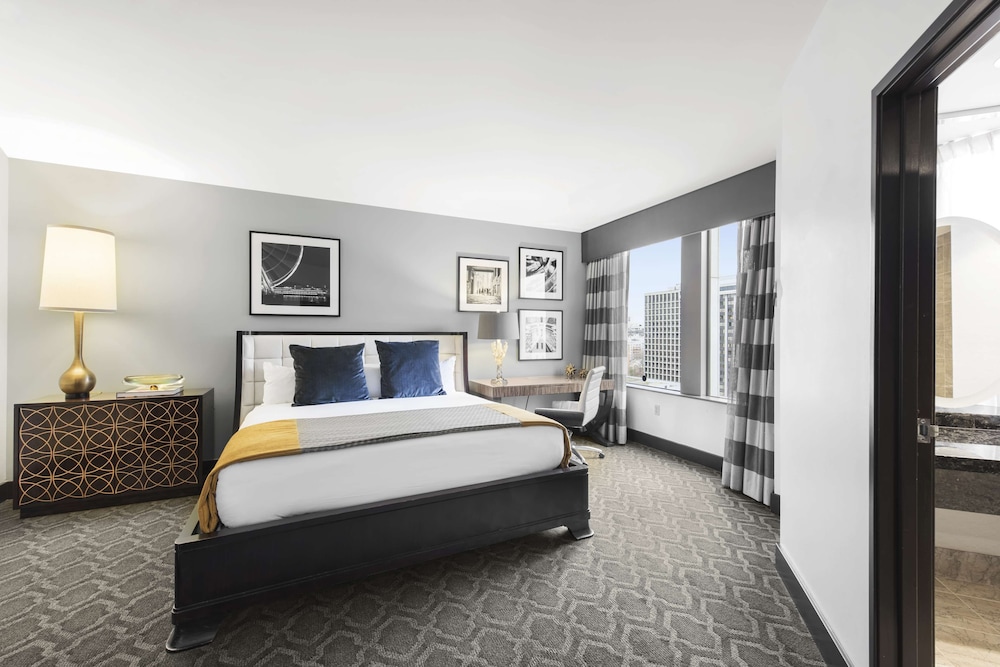 Penthouse Suite, King Bed, Water View