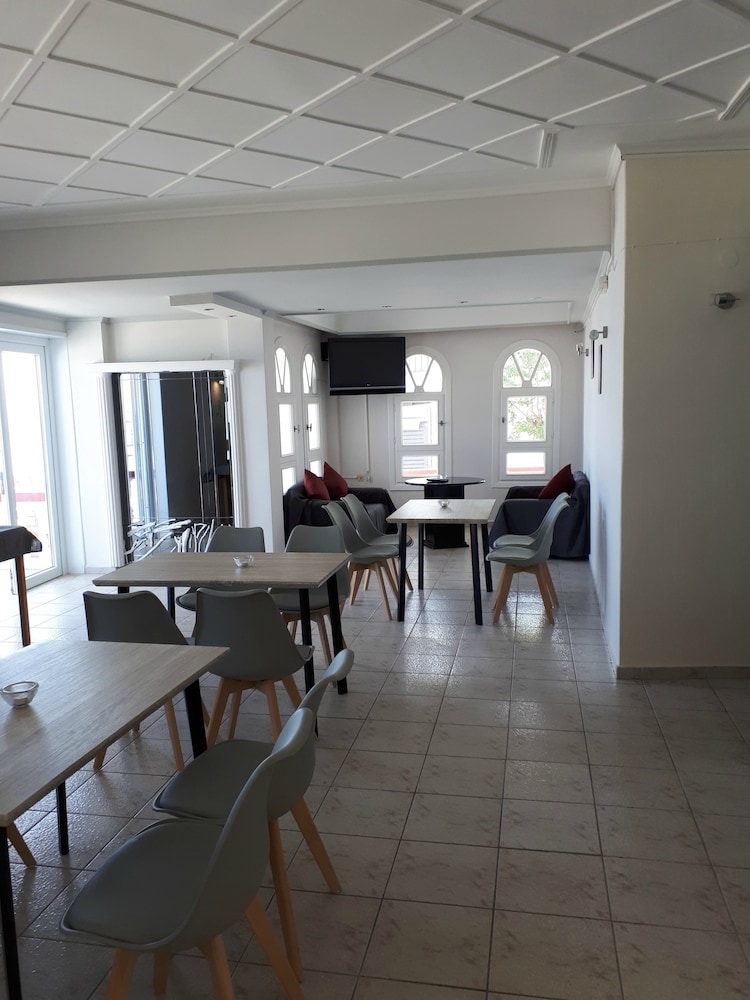 Summer Beach Hotel 33/46
