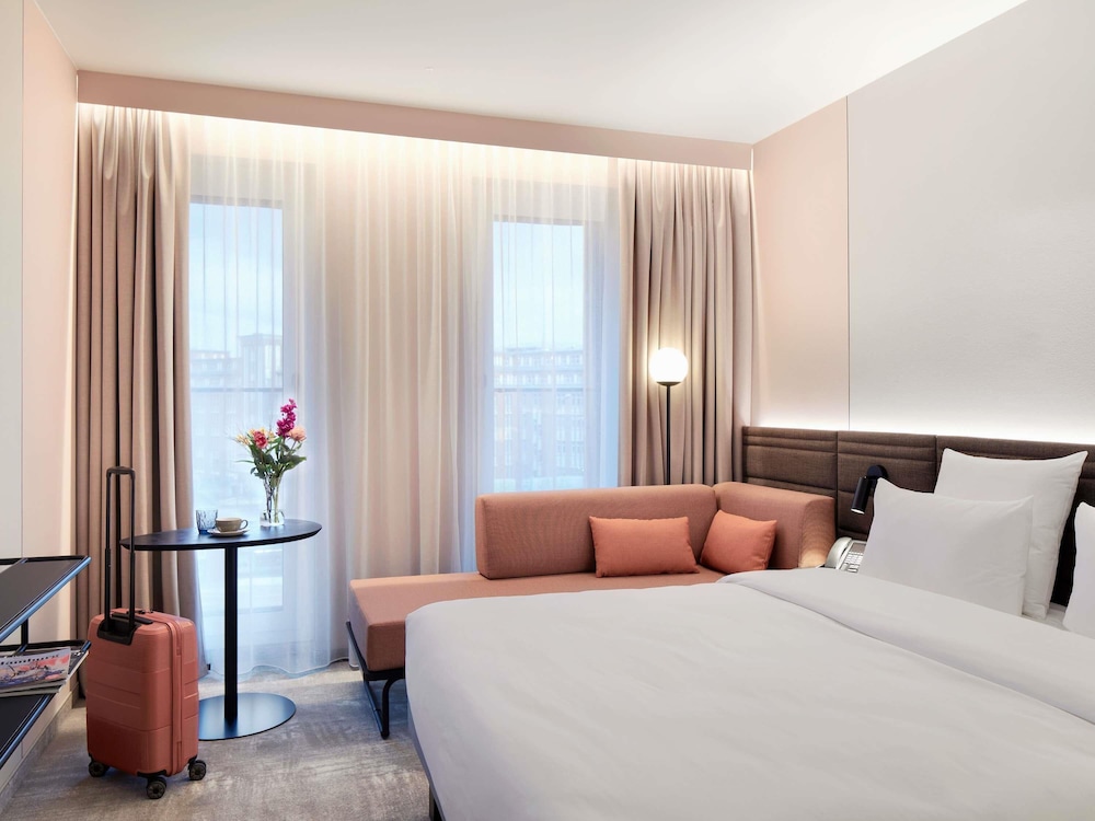 غرفة سوبيريور بسرير مزدوج مع أريكة، Novotel Hamburg Central Station 2/7