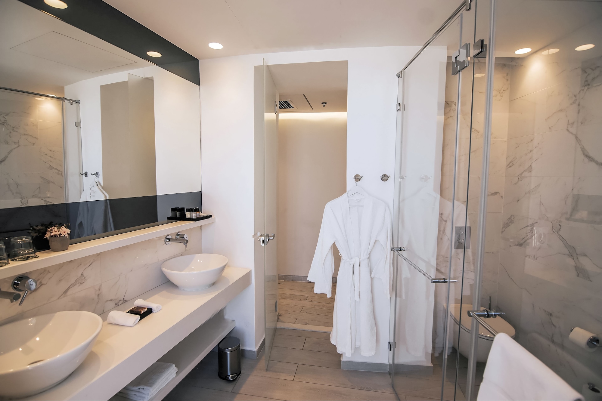 SUITE, KING BED, SOFA