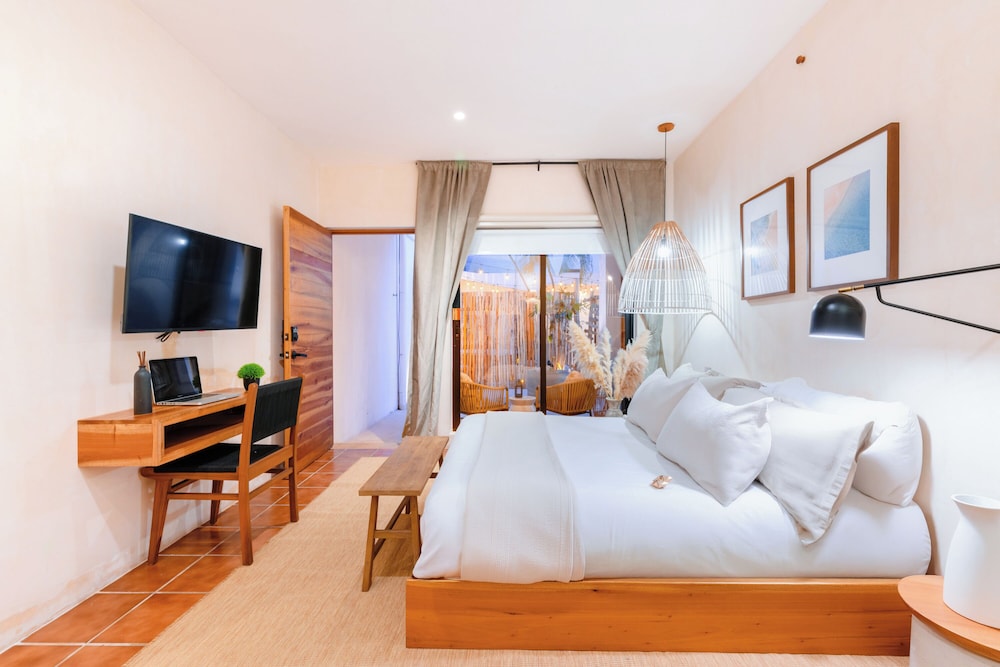 DELUXE, QUEEN BED, BALCONY