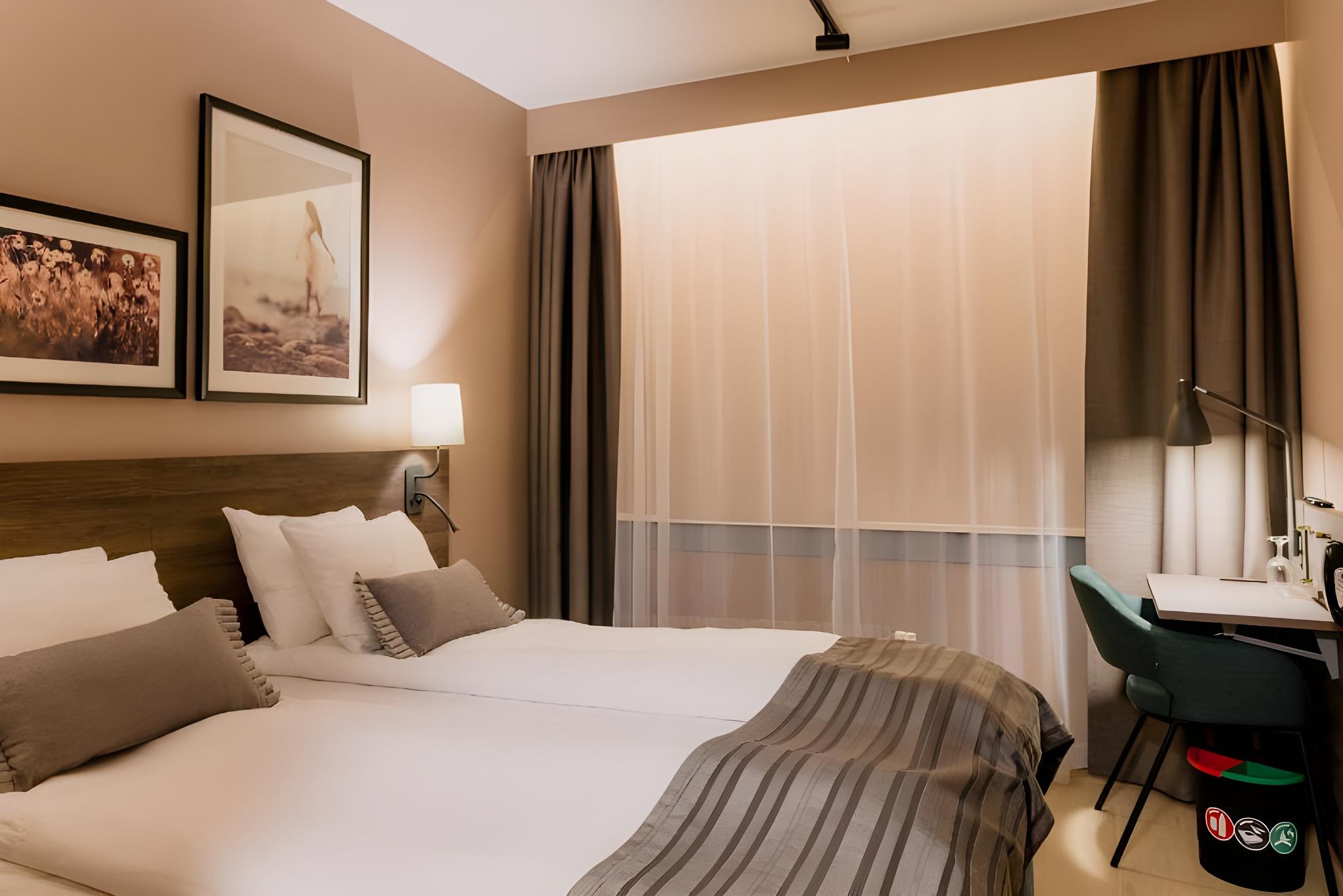 Room, Single Bed, No Window