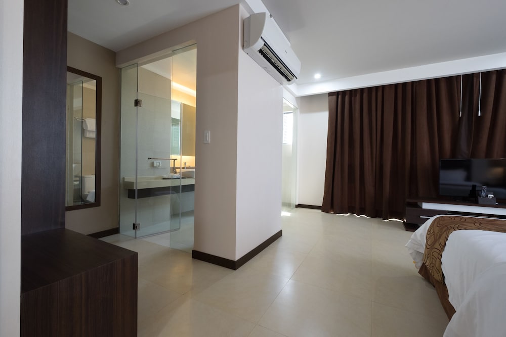 Kew Hotel 24/65
