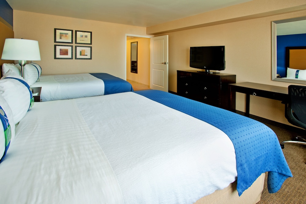 Holiday Inn & Suites Phoenix Airport 24/79