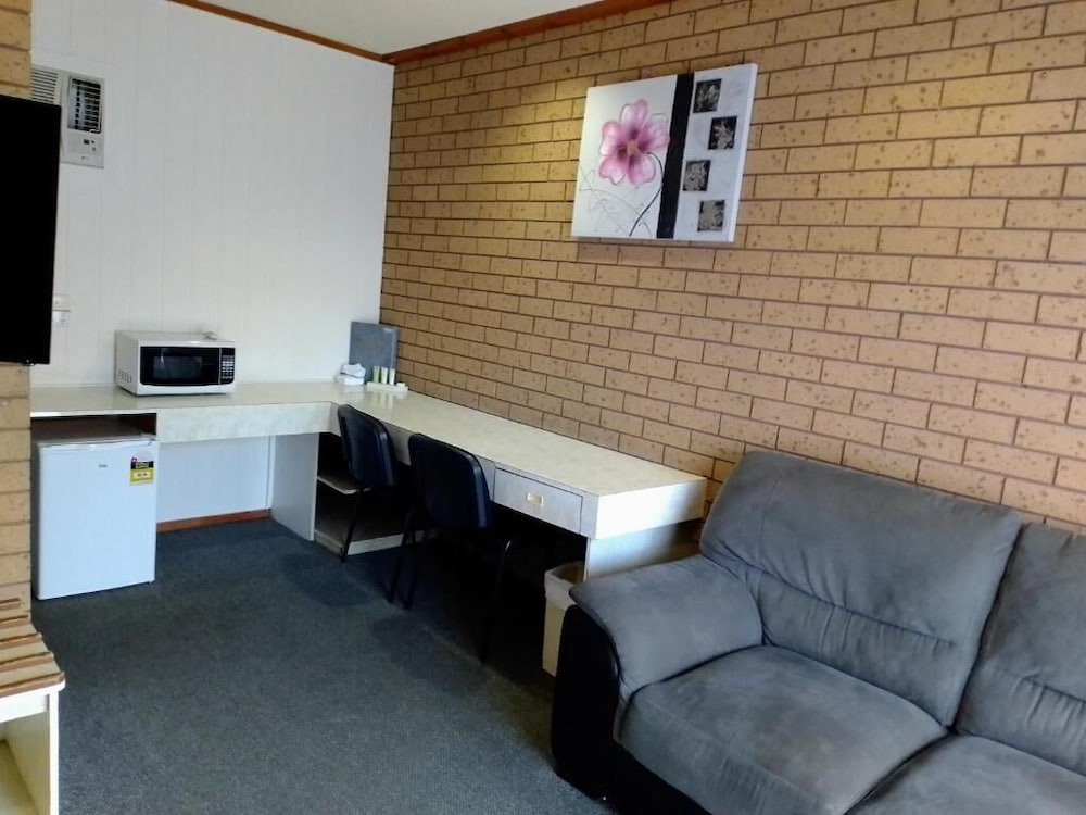COUNTRY HOME MOTOR INN 22/28