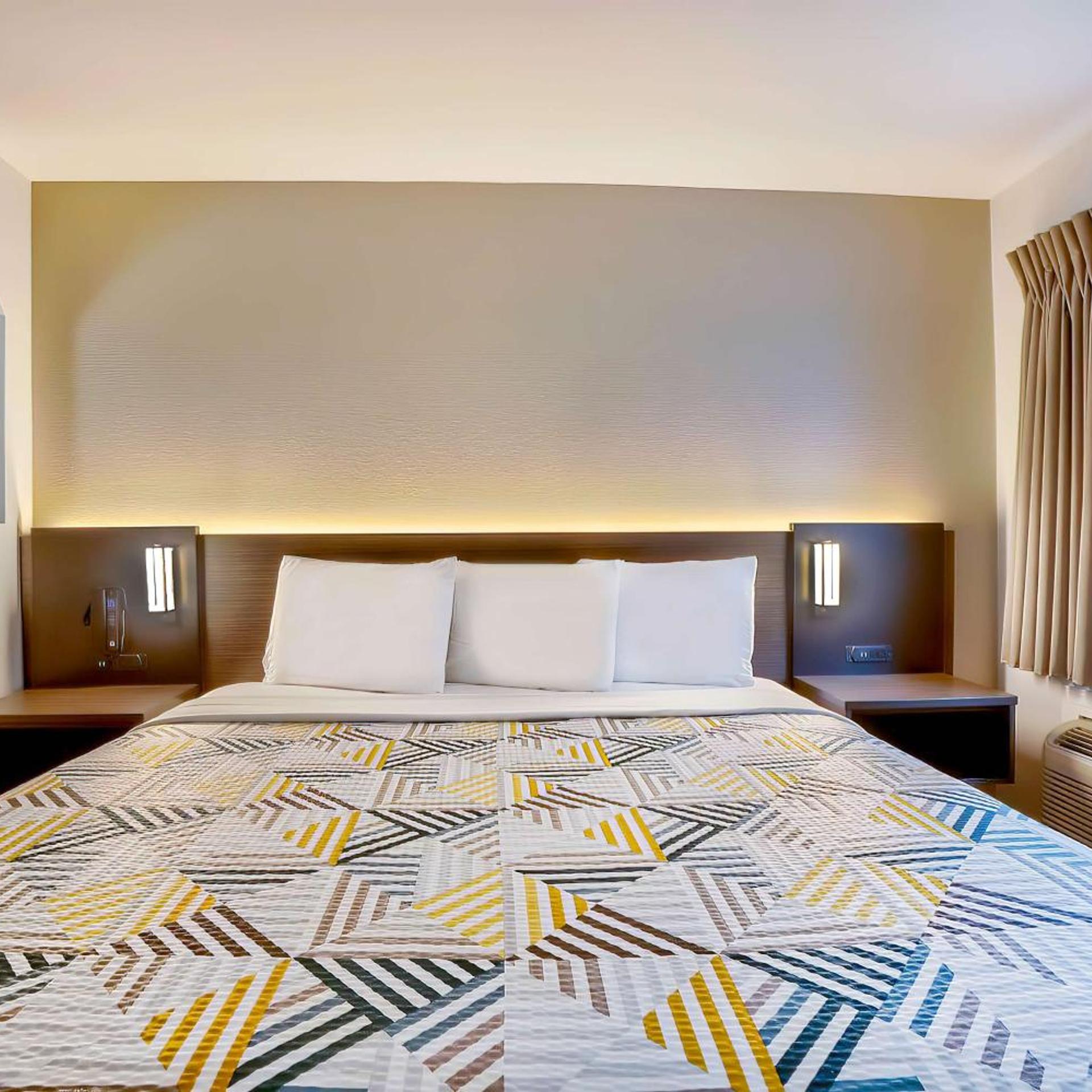 DELUXE, SUITE, KING BED