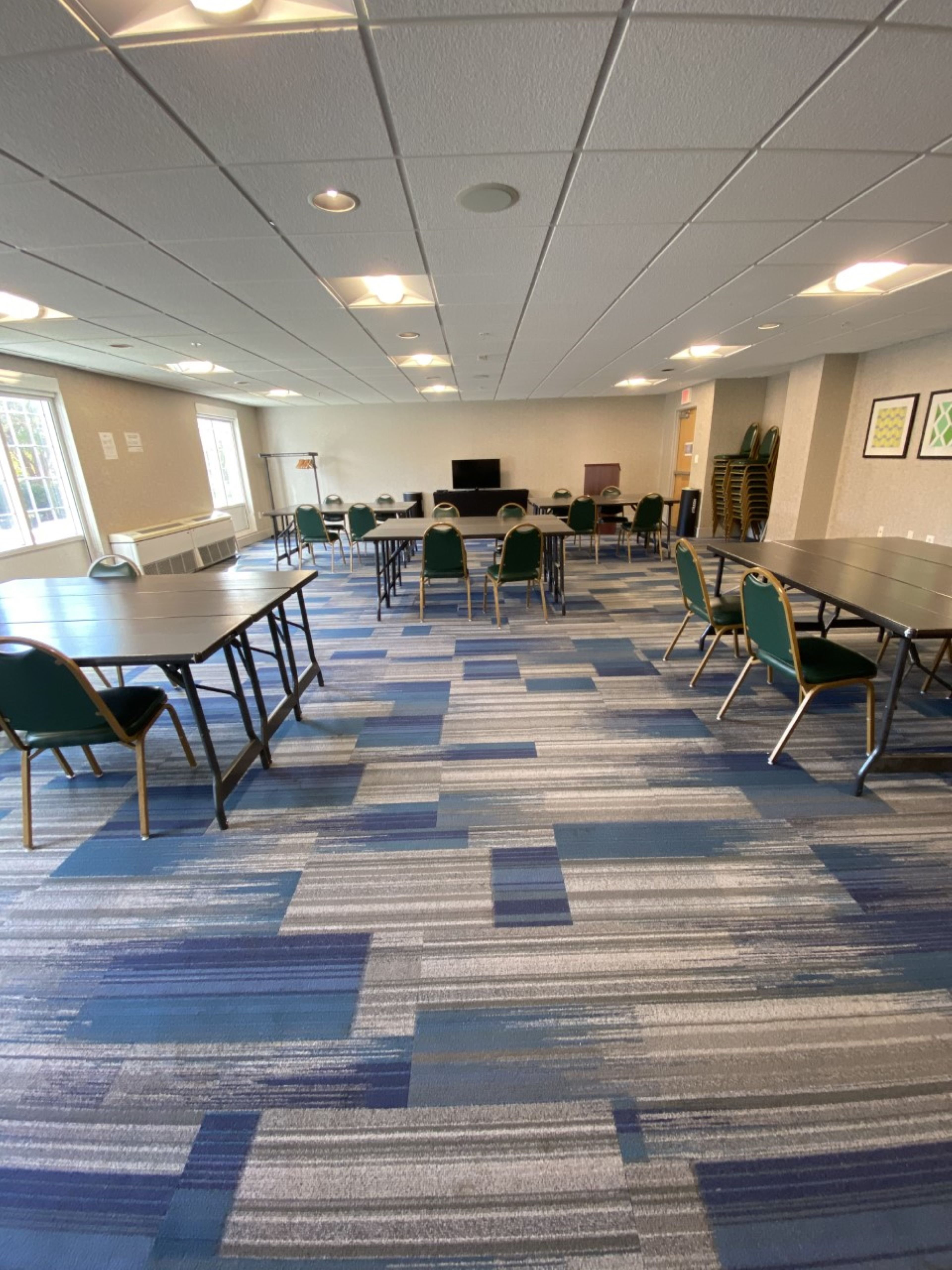 Holiday Inn Express Hotel & Suites Warrenton 21/30
