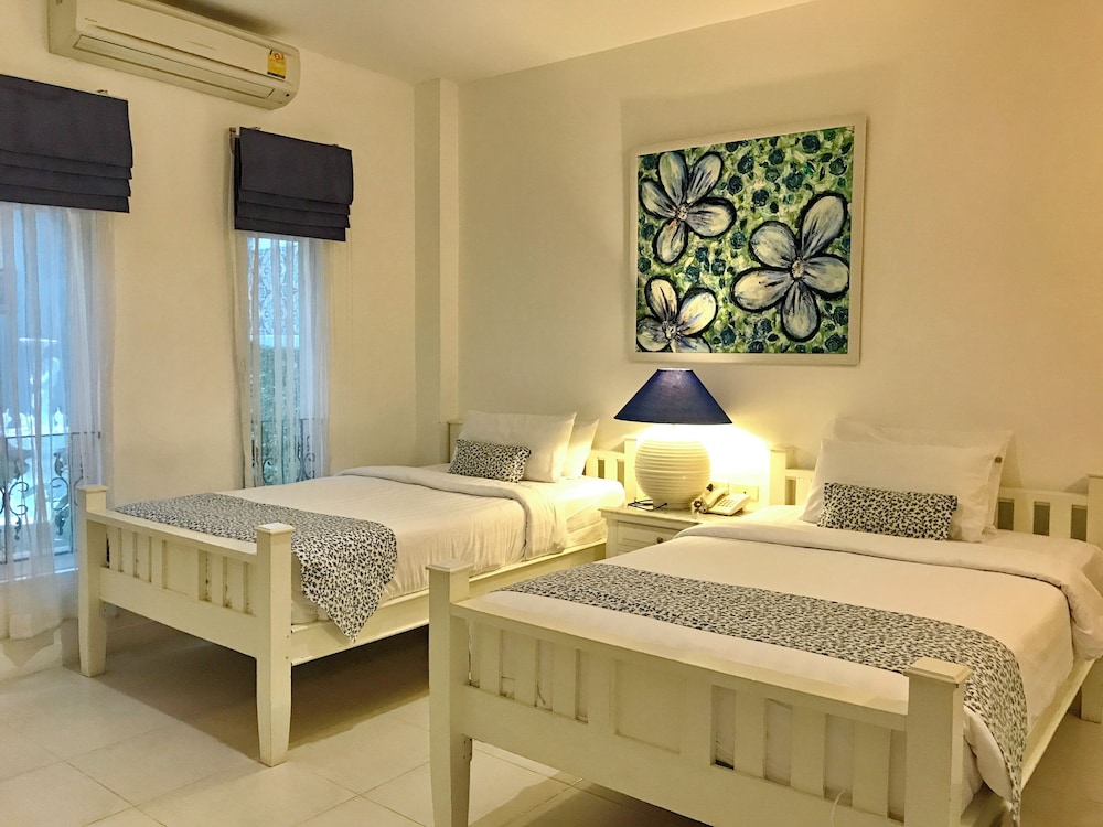DELUXE, TWIN BEDS, GARDEN VIEW