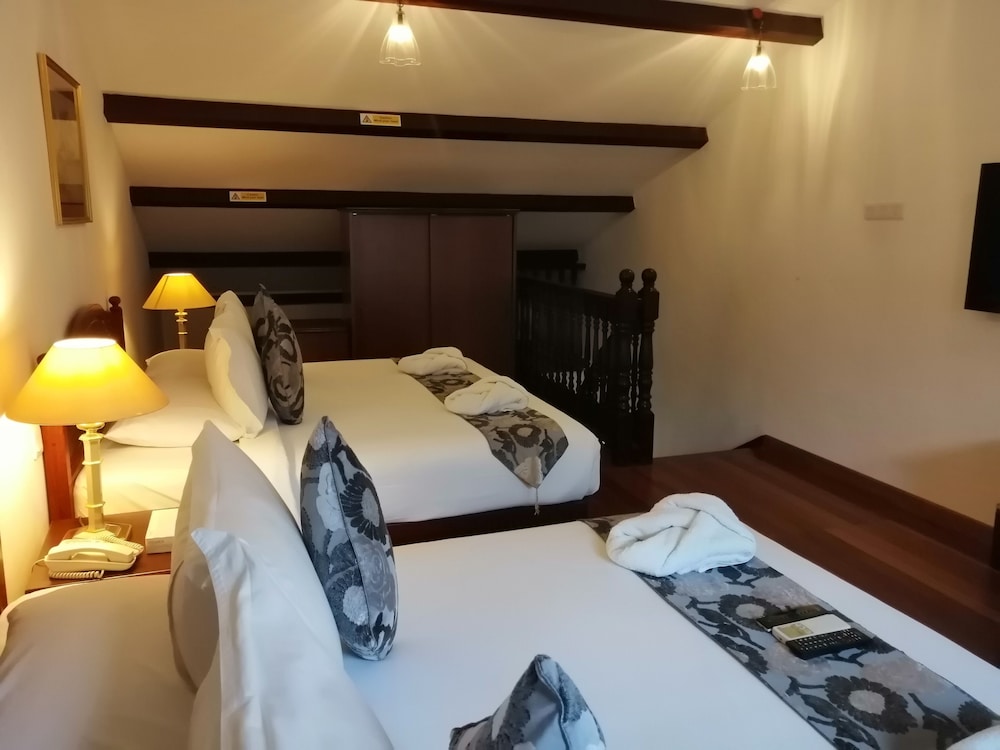 Heeren Straits Hotel 33/75
