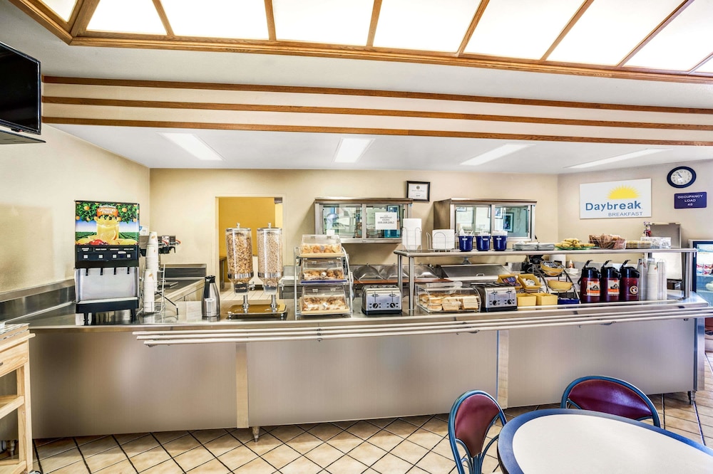 Days Inn & Suites by Wyndham Fullerton 20/26