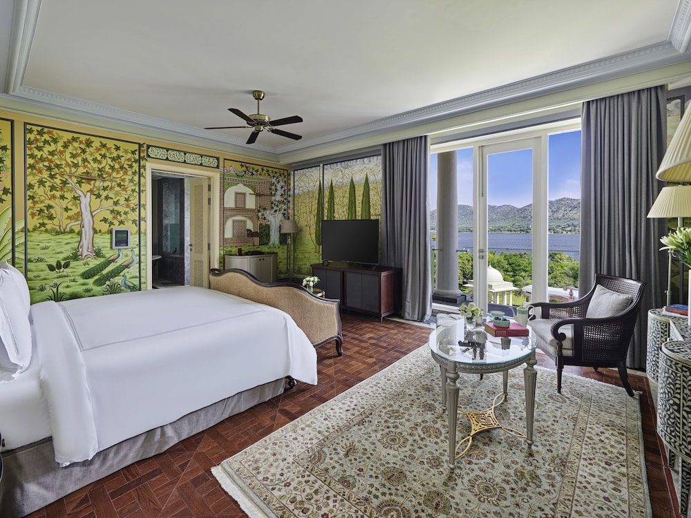 SIGNATURE, FLAMINGO, KING BED, BALCONY
