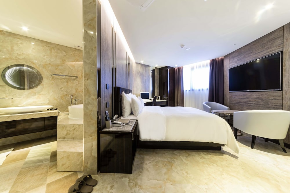 Indipresent Hotel 22/25